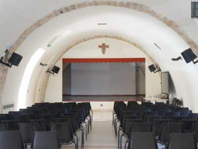 Attraversandola ci ritroviamo nell�attuale teatro della scuola, un locale dalle grosse arcate in pietra che rappresentava un tempo la vecchia panetteria dell�Alberotanza